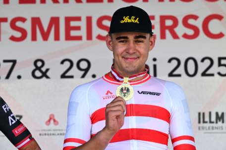 ein australischer teenager gewinnt die wm-goldmedaille vor den olympischen spielen – ein beeindruckender erfolg für den nachwuchssportler.