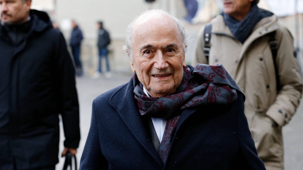 blatter warnt vor reisen zur wm in den usa und empfiehlt, vorsichtig zu sein.