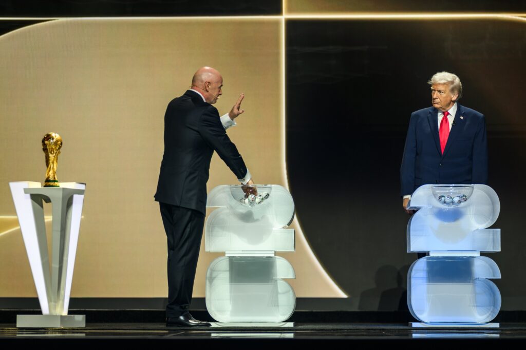 fifa reagiert auf trumps sperre: 15 wm-nationen sind nun vom wettbewerb in den usa ausgeschlossen. erfahren sie mehr über die hintergründe und auswirkungen.
