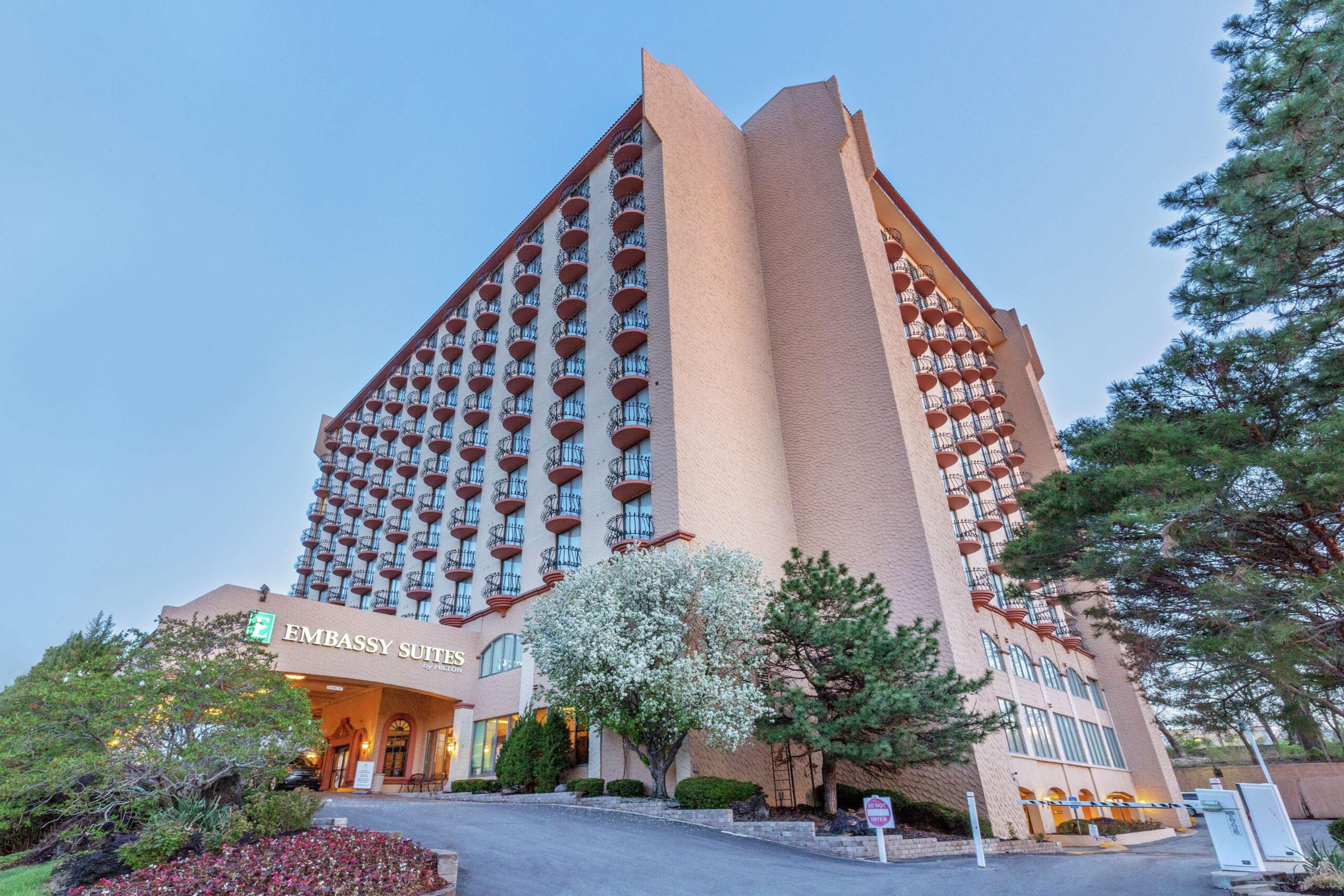 die weltmeisterschaft löst einen unterkunftsboom in kansas city aus, da besucherströme die hotels und unterkünfte der stadt stark in anspruch nehmen.