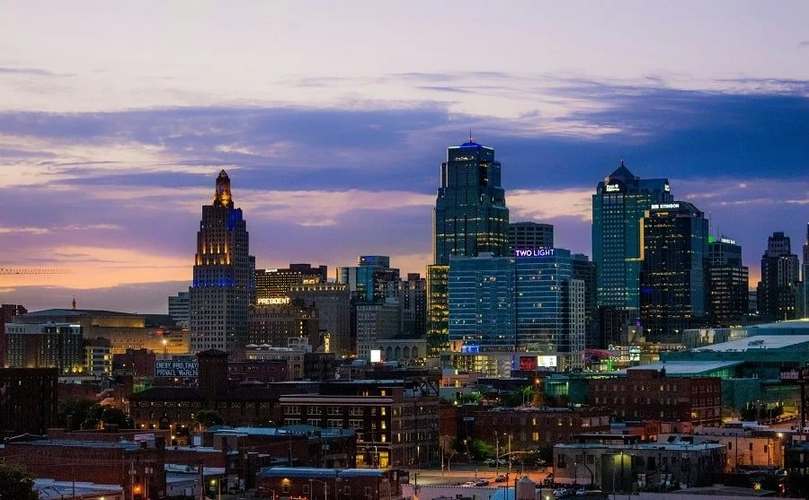 die weltmeisterschaft führt zu einem unterkunftsboom in kansas city, mit einer stark steigenden nachfrage nach hotels und unterkünften während des events.